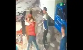 تصاویری از ضربات وحشیانه قمه‌کشان بر سر یک جوان