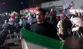 بازیکن تیم ملی فوتبال در تجمع مردم در میدان ولیعصر/ ویدئو
