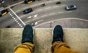 خودکشی مرد جوان مقابل چشمان آتش‌نشانان و مردم/ ویدئو 