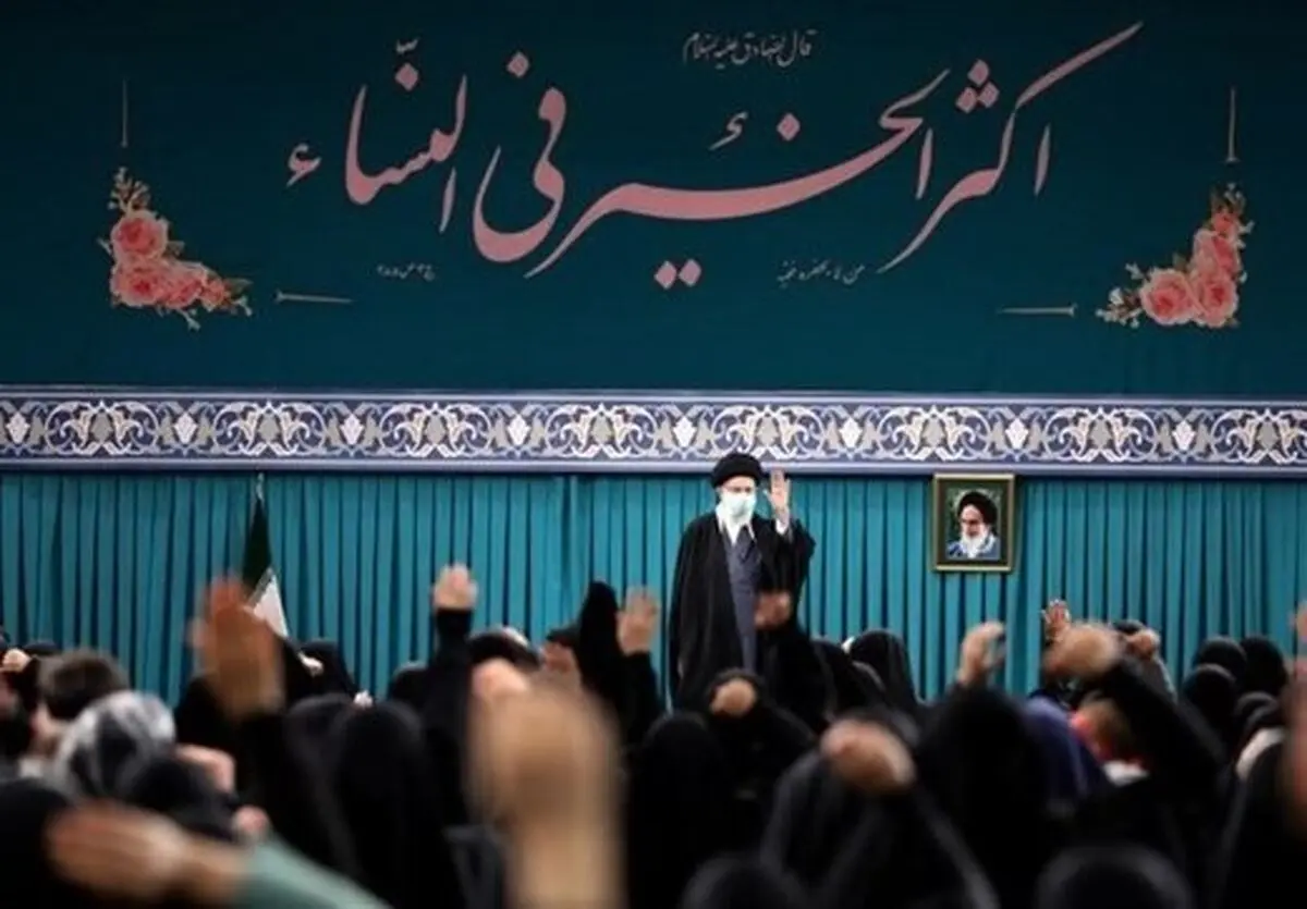 معنی حدیث نصب شده در محل سخنرانی رهبر انقلاب/ عکس


