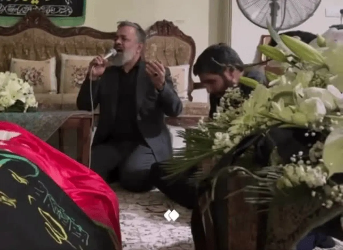 روضه‌خوانی محمود کریمی در منزل مادر شهید مجید سیب‌سرخی/ ویدئو