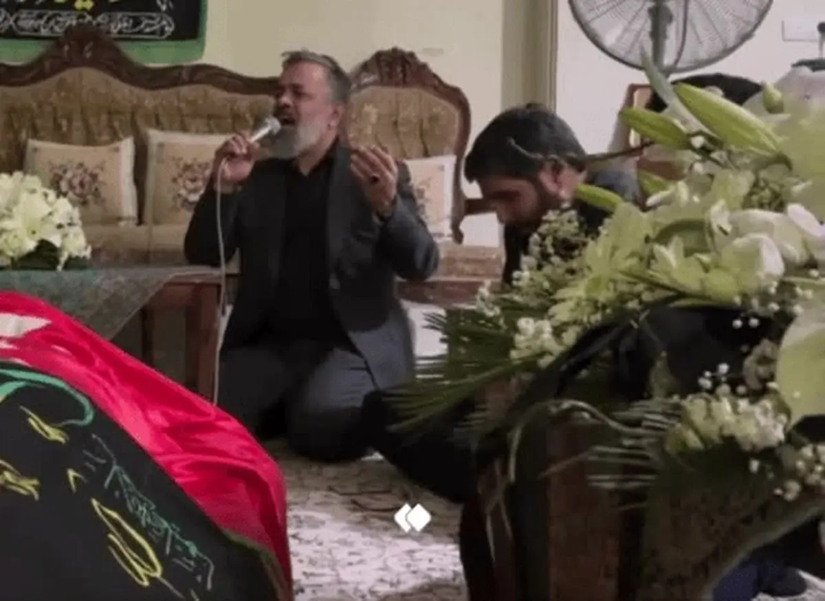 روضه‌خوانی محمود کریمی در منزل مادر شهید مجید سیب‌سرخی/ ویدئو