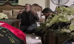 روضه‌خوانی محمود کریمی در منزل مادر شهید مجید سیب‌سرخی/ ویدئو