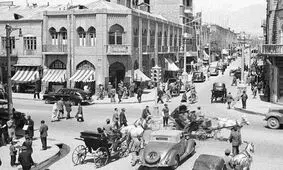سفر به تهران قدیم؛ کاروان شترها در حال رد شدن از کوچه مروی؛ دهه 40 