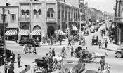 سفر به تهران قدیم؛ کاروان شترها در حال رد شدن از کوچه مروی؛ دهه 40 