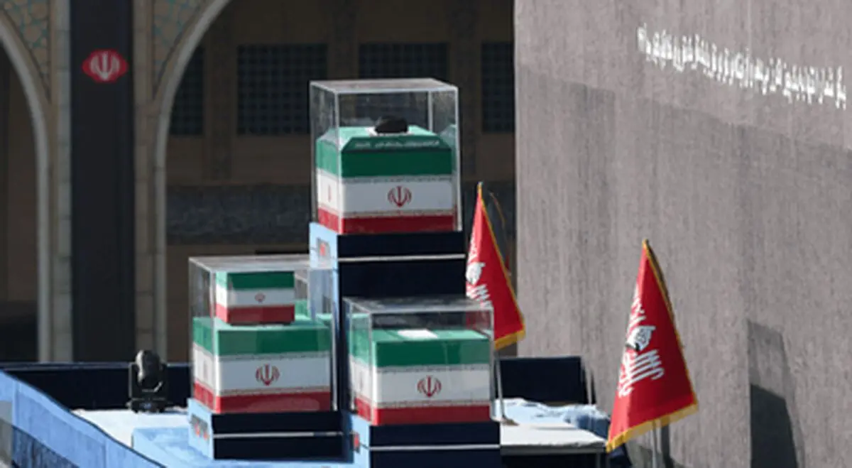 آماده‌سازی خودروی حامل پیکر مطهر رهبر شهید و شهدای خانواده ایشان در مراسم تشییع تهران/ ویدئو