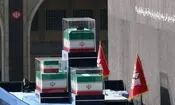 آماده‌سازی خودروی حامل پیکر مطهر رهبر شهید و شهدای خانواده ایشان در مراسم تشییع تهران/ ویدئو