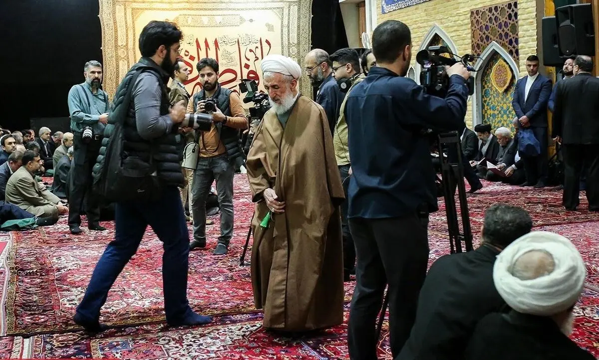 گریه کاظم صدیقی در مراسم تشییع پیکر قاضی نیری/ تصاویر
