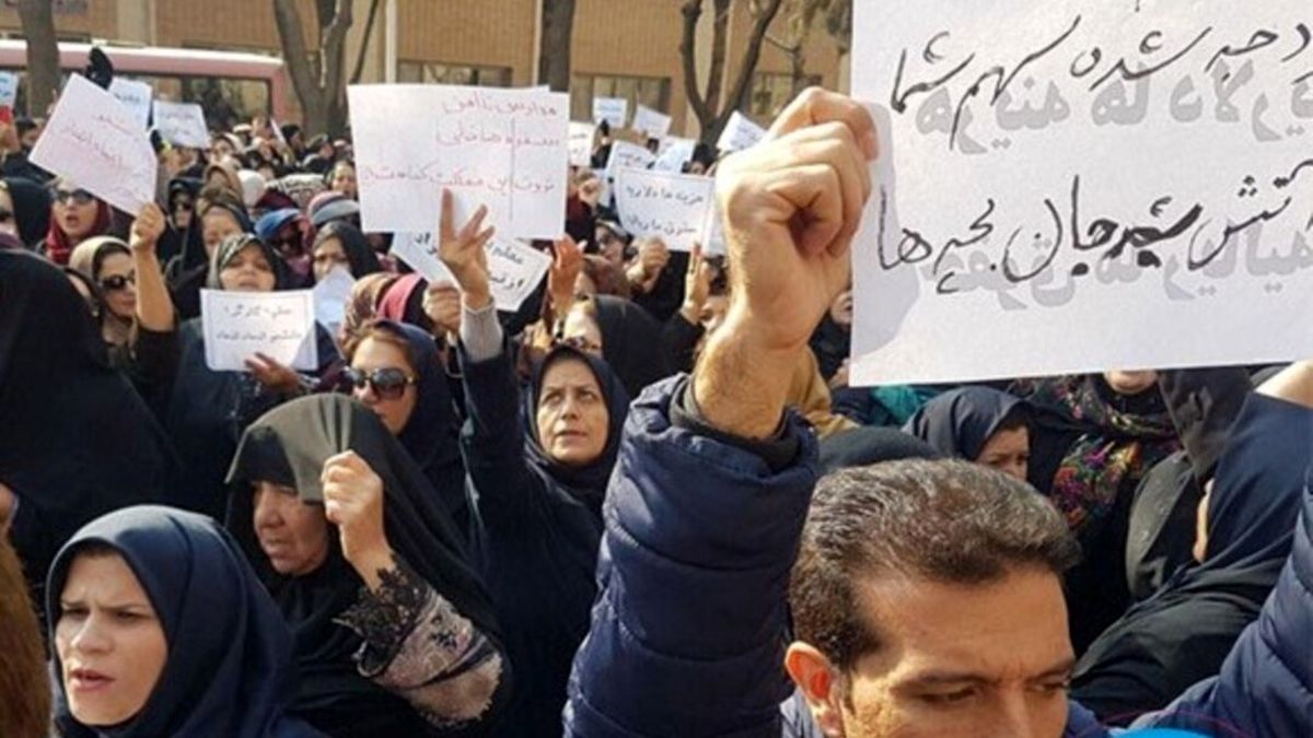 تجمع اعتراضی معلمان در اصفهان/ ویدئو