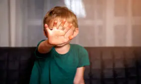 کودک آزاری به شیوه ساسی مانکن!/ ویدئو