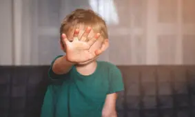 کودک آزاری به شیوه ساسی مانکن!/ ویدئو