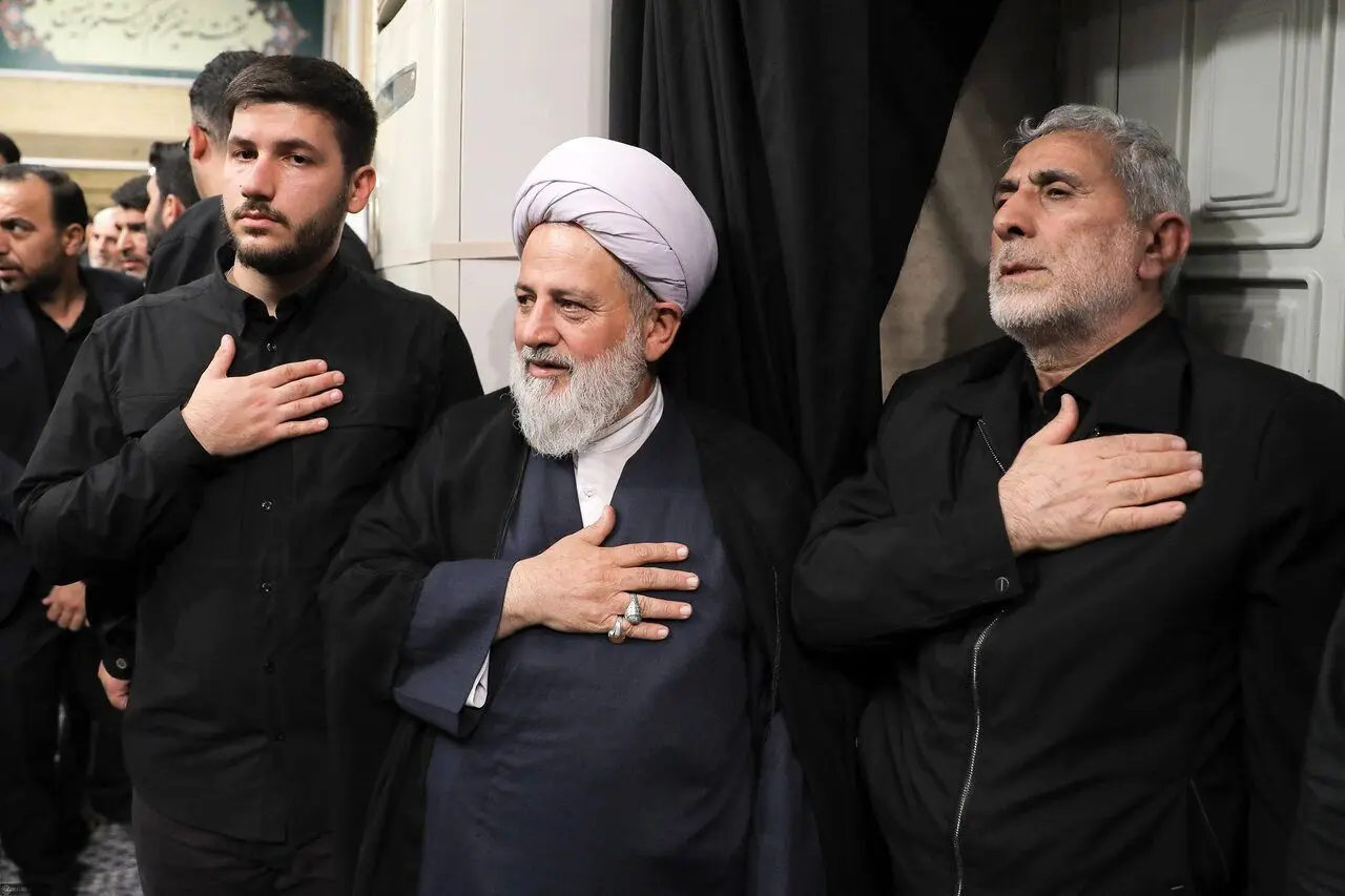 تصاویری از عزاداری در حسینیه امام خمینی/ لاریجانی و قالیباف هم بودند/ تیپ متفاوت سردار قاآنی/ نقدی هم آمد