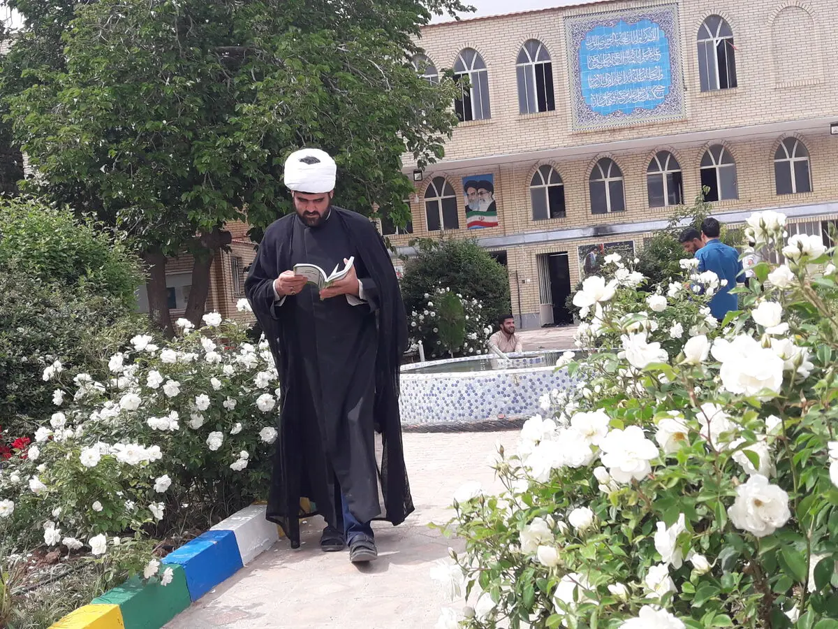 بودجه حوزه های علمیه و موسسات خاص را قطع کنید/ اول انقلاب ردیفی در بودجه کل کشور نداشتند