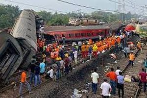 63 کشته و زخمی در تصادف هولناک 2 قطار مسافربری در هند/ ویدئو