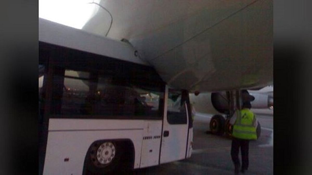 برخورد اتوبوس با هواپیما