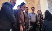 بانوی سالخورده یزدی خطاب به خاتمی: دست بده طبق فتوای آقای خمینی / خاتمی: غیر از آقای خمینی هم این را قبول داشتند