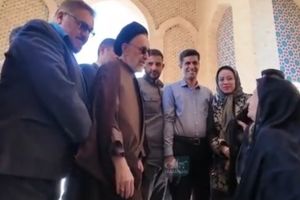 بانوی سالخورده یزدی خطاب به خاتمی: دست بده طبق فتوای آقای خمینی / خاتمی: غیر از آقای خمینی هم این را قبول داشتند