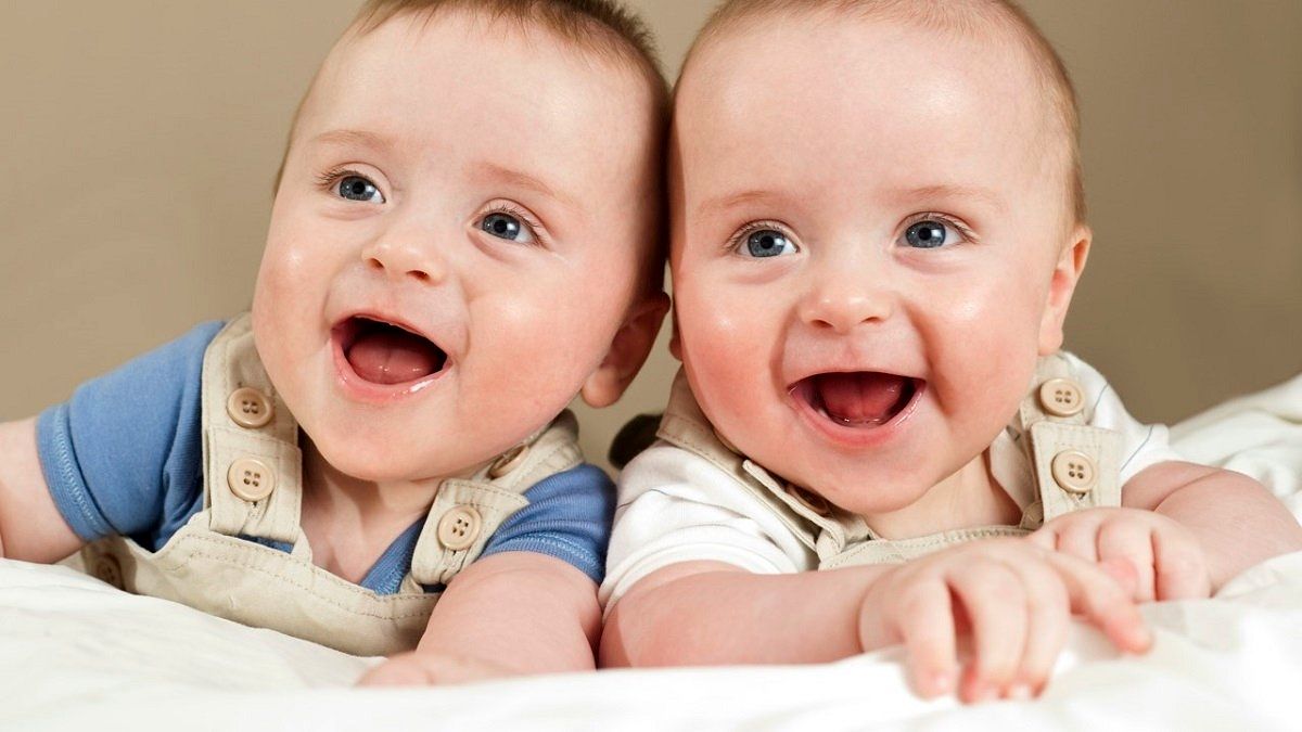 واکنش جالب دو نوزاد دوقلو به قلقلک/ ویدئو