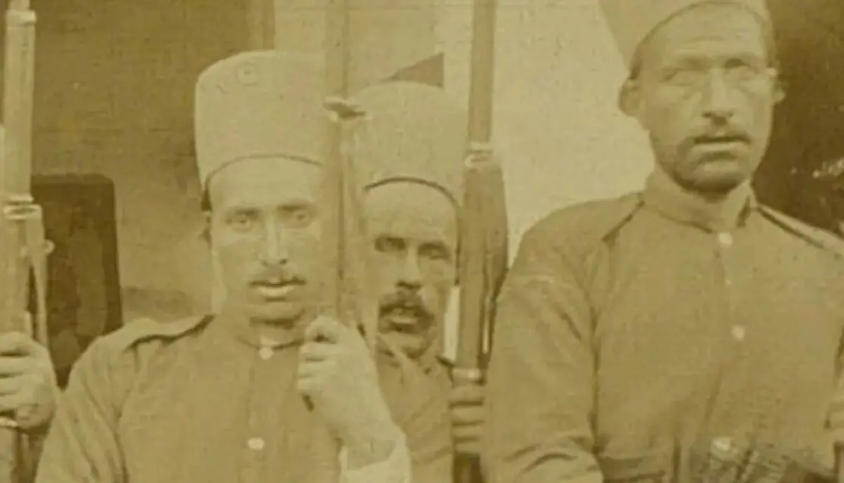 سفر در زمان؛ عکس یادگاری سربازان ایرانی در دوران قاجار 