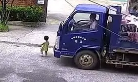 نجات کودک نوپا از زیر کامیون/ ویدئو