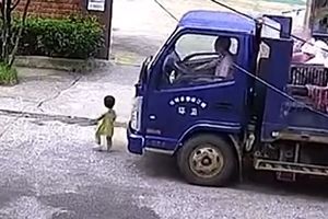 نجات کودک نوپا از زیر کامیون/ ویدئو