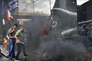 حمله سپرده‌گذاران خشمگین لبنانی به بانک‌ها/ ویدئو

