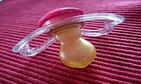 پستانک خوردن دختر 21 ساله 