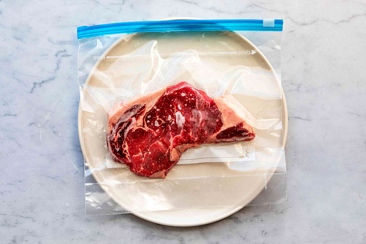 چگونه گوشت منجمد را سریع یخ زدایی کنیم؟