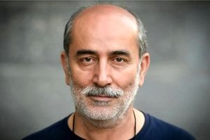 وداع تلخ دختر مهرداد فلاحتگر با پدرش در مراسم تشییع/ ویدئو