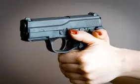 جدیدترین ورژن عجایب جامعه غربی، اسلحه کشی زن برهنه وسط بزرگراه/ ویدئو 