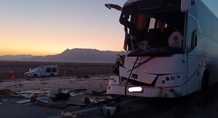 تصادف اتوبوس با کامیون در یزد؛ آخرین وضعیت مسافران / عکس 2