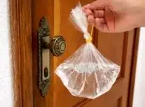 راز آویزان کردن کیسه آب جلوی در خانه‌ های قدیمی چیست؟/ ویدئو