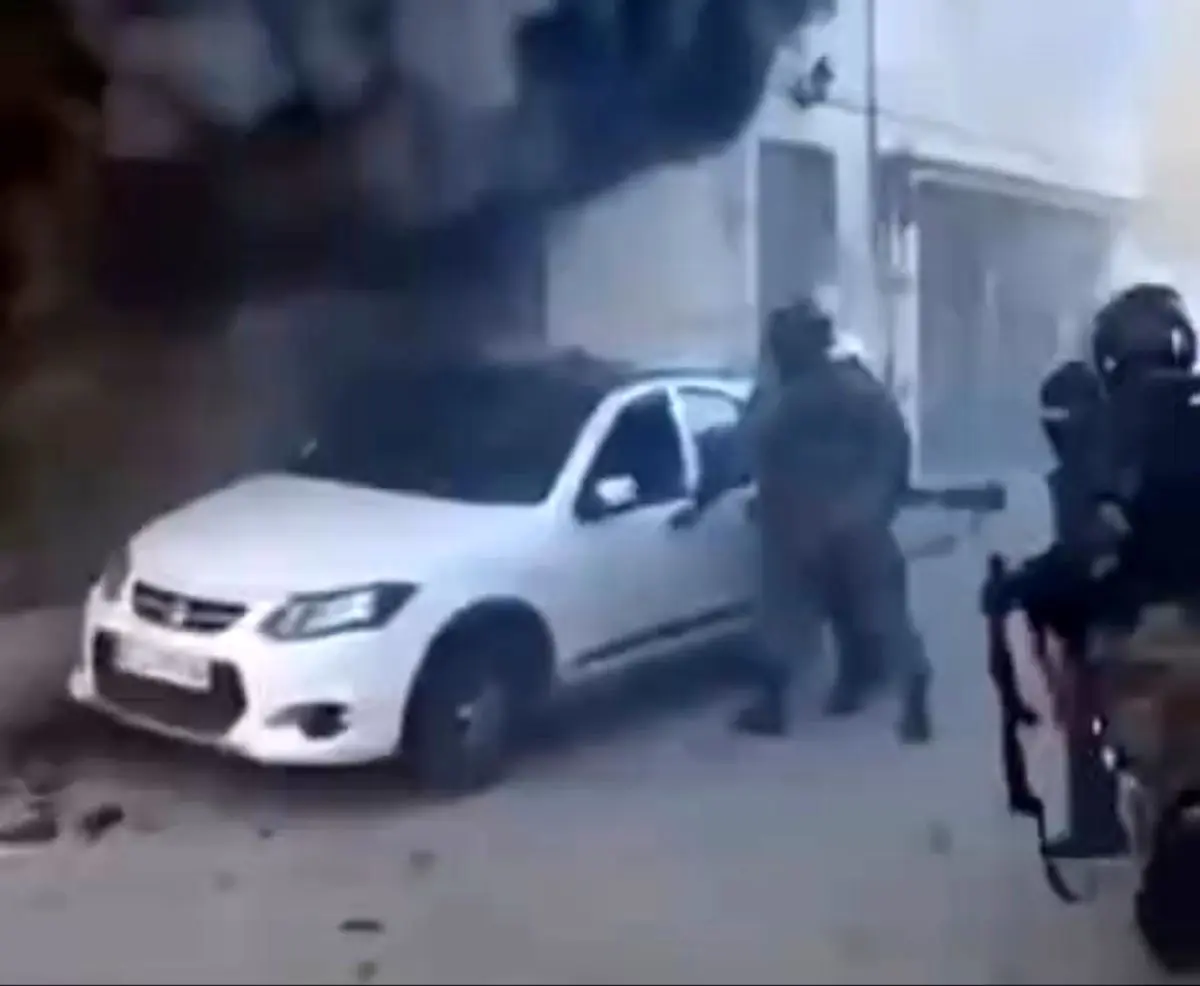 یگان ویژه خودروی شهروندی را از آتش دور کردند