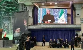 آیین بزرگداشت رهبر شهید در شبستان مصلی تهران آغاز شد/ ویدئویی از حضور 3 فرزند ایشان/ فرزند بزرگ رهبر شهید: صبر هیچ منافاتی با مبارزه با جنایتکاران ندارد