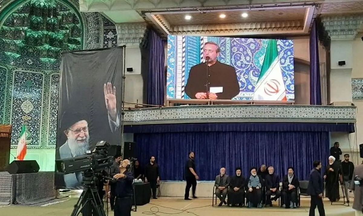 آیین بزرگداشت رهبر شهید در شبستان مصلی تهران آغاز شد/ ویدئویی از حضور 3 فرزند ایشان/ فرزند بزرگ رهبر شهید: صبر هیچ منافاتی با مبارزه با جنایتکاران ندارد