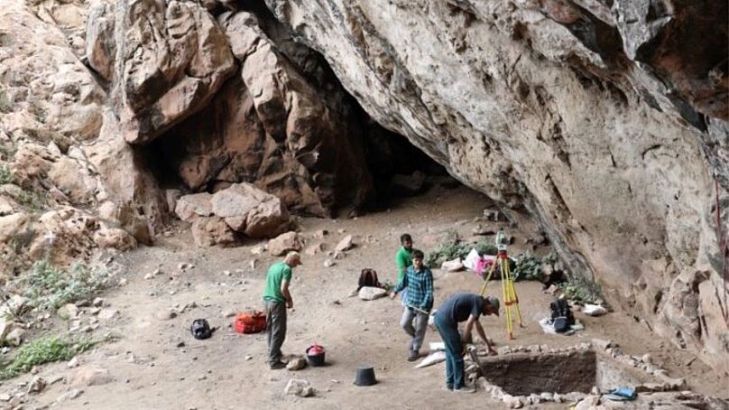 باستان‌شناسان در حال حفاری پناهگاه سنگی لیلی در تیمور شرقی