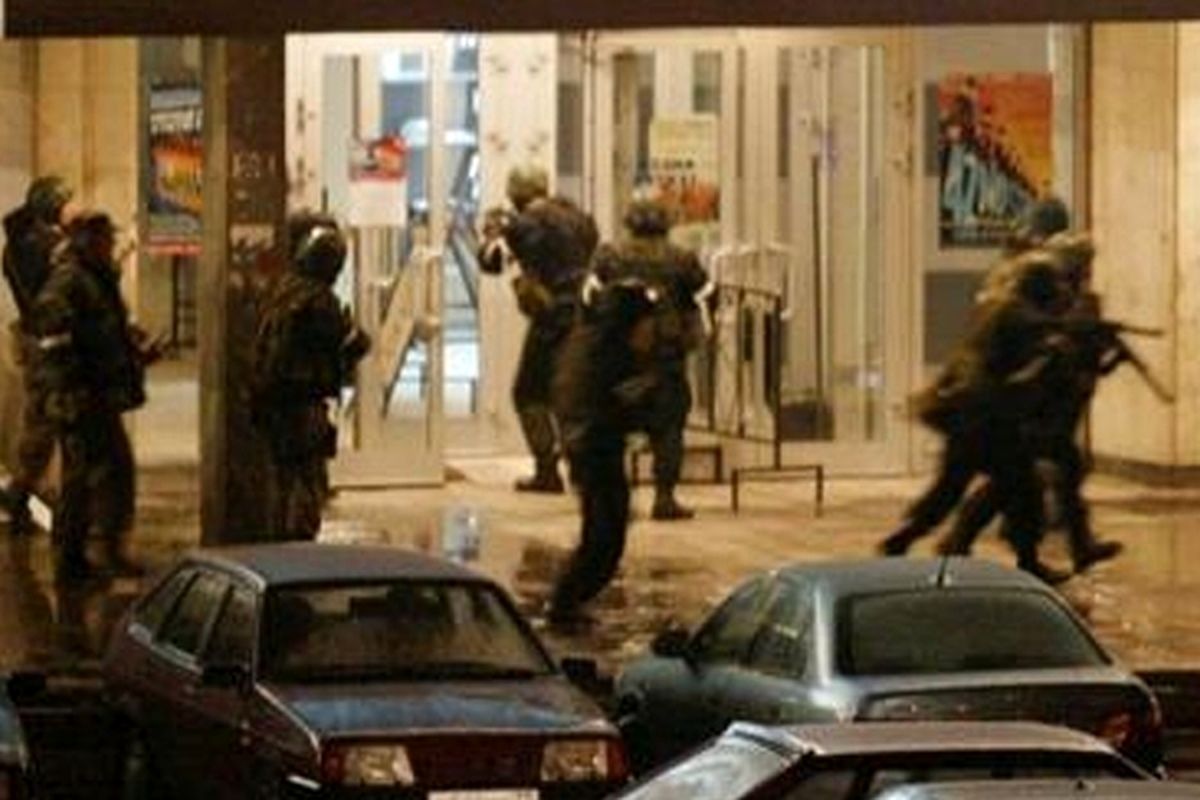 عملیات تروریستی در مسکو/ ۴۰ کشته و ۱۰۰ زخمی در حمله به یک کنسرت / تصاویر جنازه های انباشته شده در محل حادثه / داعش مسئولیت حمله را پذیرفت / ویدئو