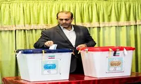 مدیرعامل لوله سازی اهواز  رای  خود را به صندوق انداخت/ استقبال کارگران شرکت لوله سازی اهواز  از صندوق سیار انتخابات اسفند ۱۴۰۲