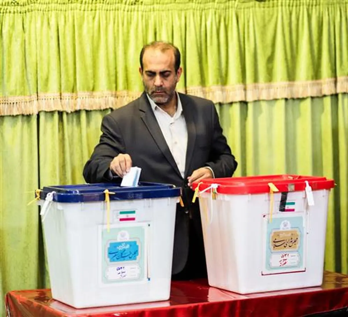 مدیرعامل لوله سازی اهواز  رای  خود را به صندوق انداخت/ استقبال کارگران شرکت لوله سازی اهواز  از صندوق سیار انتخابات اسفند ۱۴۰۲
