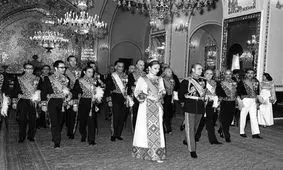 امتیازات، مدال ها و نشان هایی که باب طبع رژیم پهلوی بودند، حذف می شوند/  دستگیری عده زیادی از طلاب و مردم در درگیری‌های بین تظاهرکنندگان و مامورین عراقی 