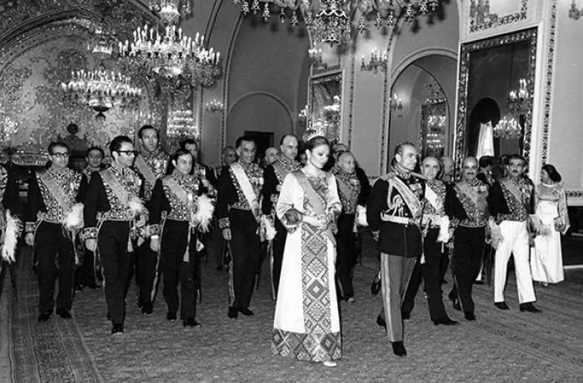 امتیازات، مدال ها و نشان هایی که باب طبع رژیم پهلوی بودند، حذف می شوند/  دستگیری عده زیادی از طلاب و مردم در درگیری‌های بین تظاهرکنندگان و مامورین عراقی 