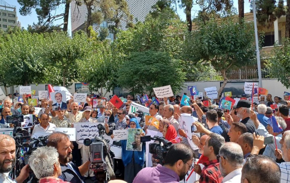 تجمع خانواده اعضای منافقین مقابل سفارت ترکیه در تهران/ تصاویر