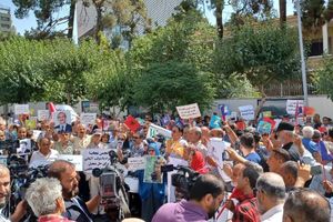 تجمع خانواده اعضای منافقین مقابل سفارت ترکیه در تهران/ تصاویر 