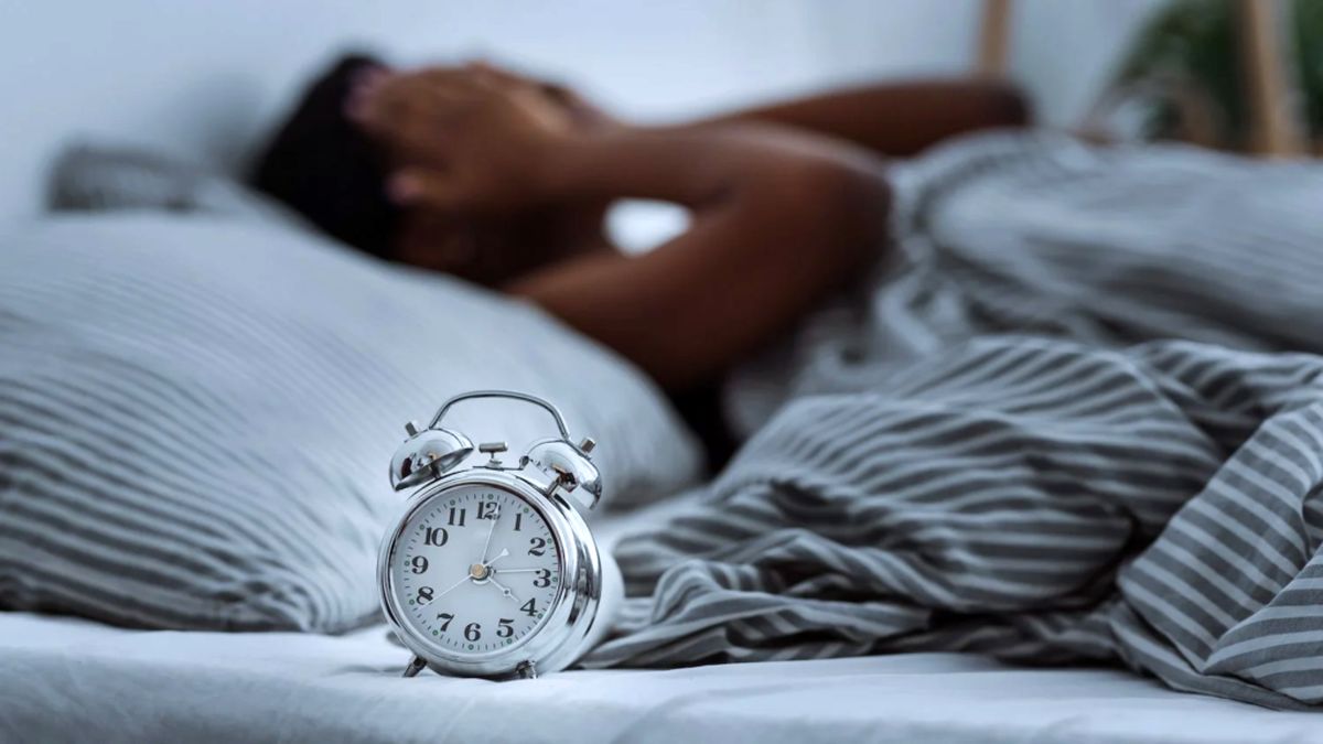 چرا هر شب سر یک ساعت خاص از خواب بیدار می‌شویم؟