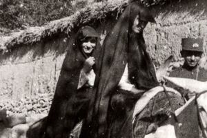 گشت و گذار دختران جوان در تهران 100 سال قبل
