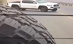 تصادف شدید و نابودی خودروی شاسی بلند/ ویدئو