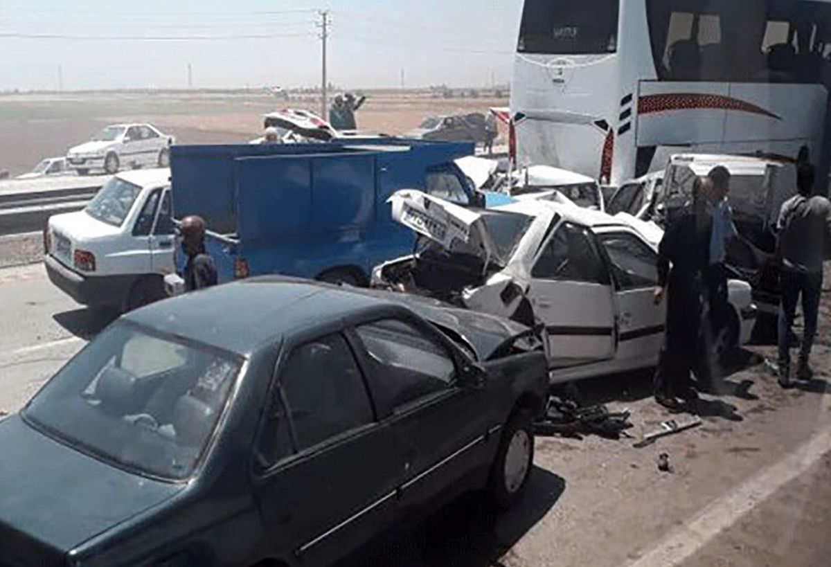 16 کشته و زخمی در تصادف زنجیره‌ای اتوبان اصفهان به کاشان