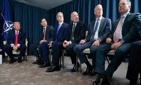 سیرک کاخ سفید | ترامپ مردان کابینه را مجبور کرد کفش او را بپوشند | عکس