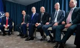 سیرک کاخ سفید | ترامپ مردان کابینه را مجبور کرد کفش او را بپوشند | عکس