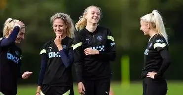 مبارزه زنان ورزشکار علیه لباس تنگ و چسبان!

